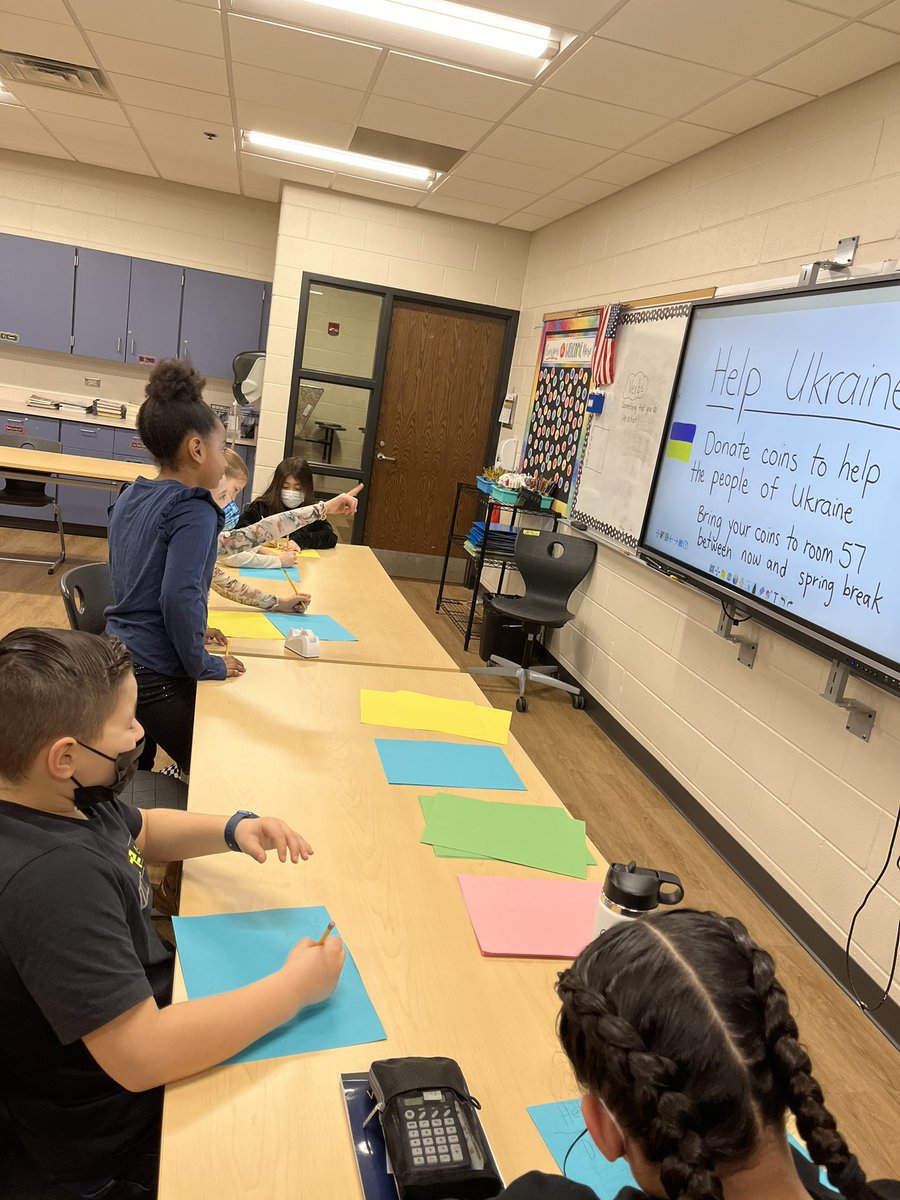MrsBermanD76's tweet photo. These incredibly thoughtful 3rd graders wanted to find a way to help children and their families in Ukraine, so they teamed up with the WOIS Student Council and helped organize a coin collection to donate to #UNICEF 💛💙 @MrsBrodskyD76 @DLDistrict76 @Kurt_Preble @mrs_clementD76 https://t.co/cpvoVotPNk