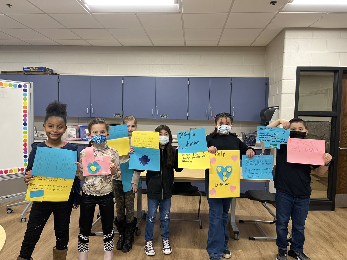 MrsBermanD76's tweet photo. These incredibly thoughtful 3rd graders wanted to find a way to help children and their families in Ukraine, so they teamed up with the WOIS Student Council and helped organize a coin collection to donate to #UNICEF 💛💙 @MrsBrodskyD76 @DLDistrict76 @Kurt_Preble @mrs_clementD76 https://t.co/cpvoVotPNk