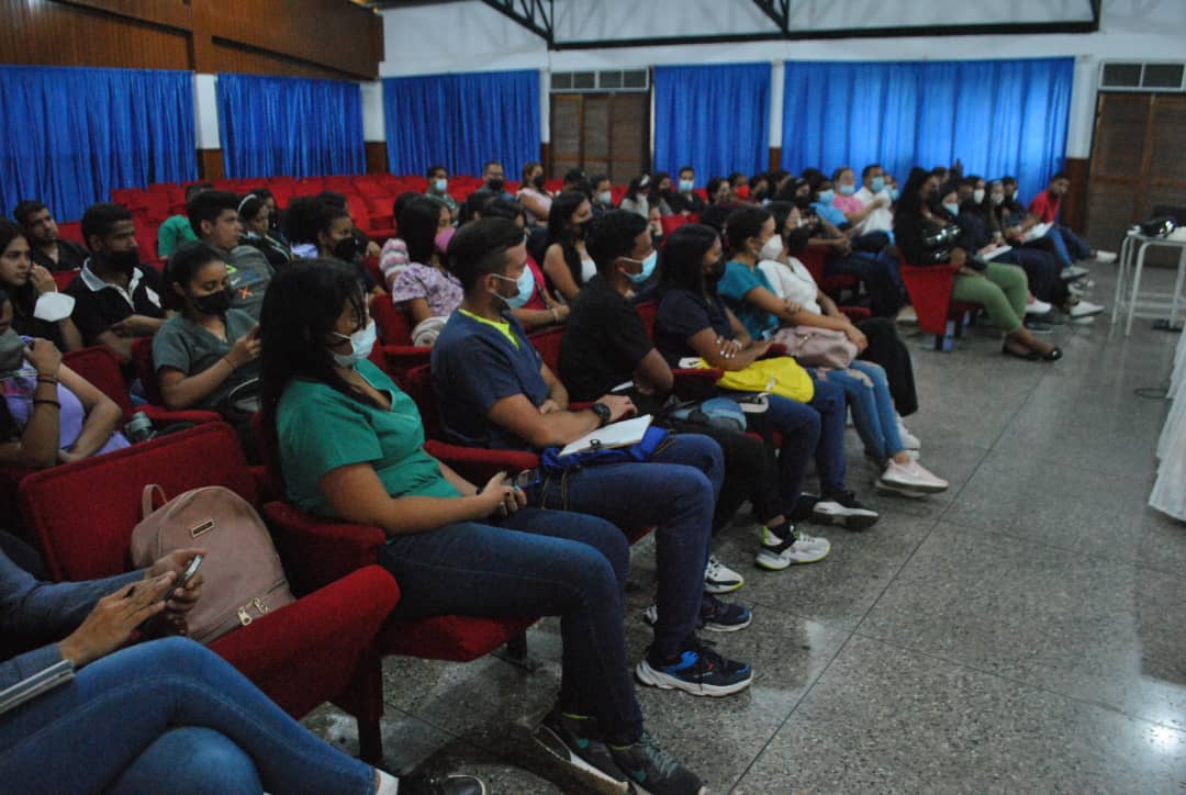 El Dr. <a href="/JosngelTT1/">José Ángel Torrealba Torres</a> y las autoridades académicas, el pasado #8Mar llevaron a cabo una reunión con los estudiantes de 6to año del Programa de Medicina, pertenecientes a la XX Promoción, para tratar aspectos fundamentales de la promoción.
#PorTíUnerg
<a href="/NicolasMaduro/">Nicolás Maduro</a> 
<a href="/delcyrodriguezv/">Delcy Rodríguez</a>