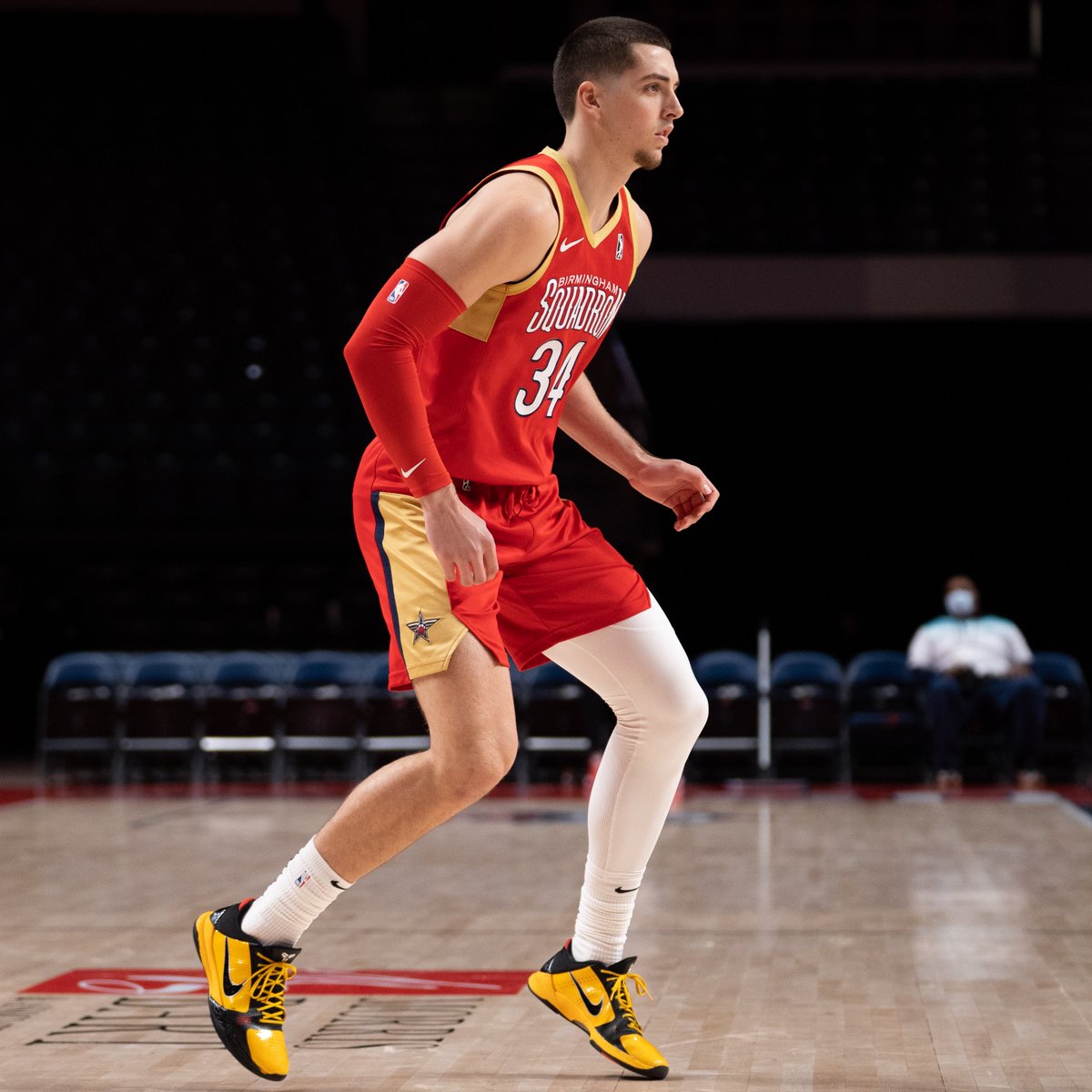 GleagueSquadron's tweet photo. At the half, Birmingham leads Iowa 54-50! 

@dchommes leads the team with 21 points in the first half! His 21 points are the second most in a single half by a Squadron player this season. https://t.co/5ryyFDYZmy