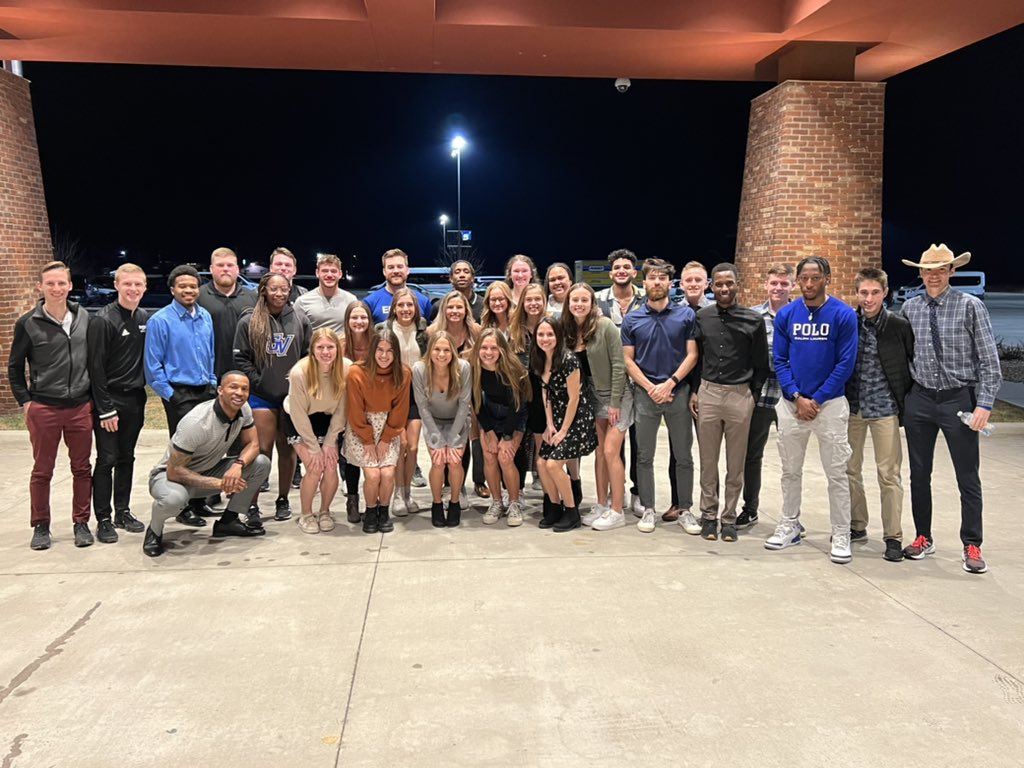 GVSUXCTF's tweet photo. The 2022 GVSU Indoor Track &amp; Field National Team!! #anchorup https://t.co/ML5AjPSakv