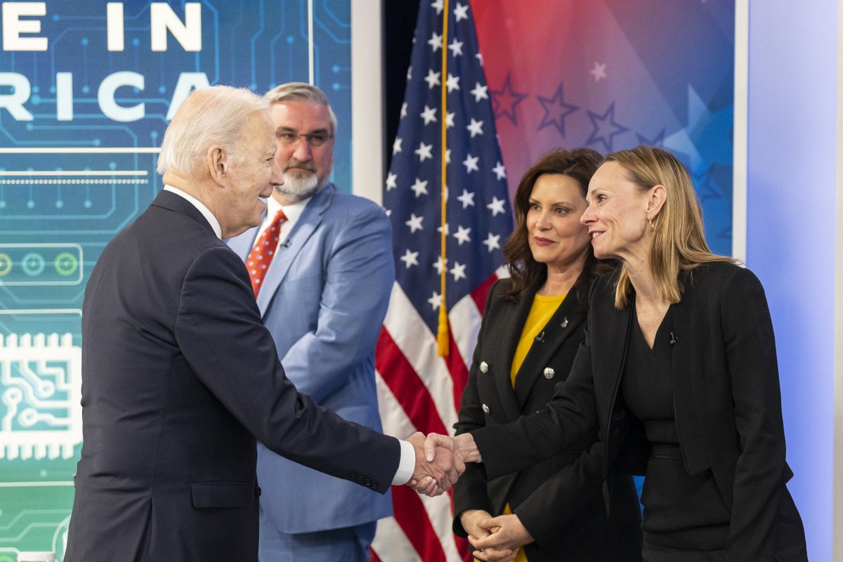 POTUS46Archive's tweet photo. Today, I brought together business leaders and governors to discuss their support for the Bipartisan Innovation Act and the need to increase computer chip manufacturing. I urge Congress to send the bill to my desk as soon as possible. https://t.co/YHOoqx9yiv