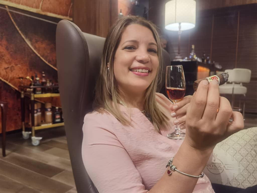 NelaPerezB's tweet photo. Disfrutando Hoyo de Monterrey acompañado de Oporto. #hoyo #Monterrey #oporto #habanos #packar #Cigar #cuba #Habana @JARMHABANO https://t.co/kgda9apzYs