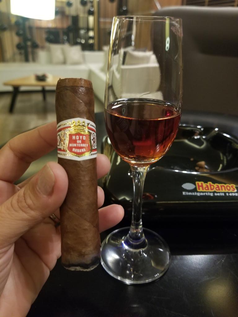 NelaPerezB's tweet photo. Disfrutando Hoyo de Monterrey acompañado de Oporto. #hoyo #Monterrey #oporto #habanos #packar #Cigar #cuba #Habana @JARMHABANO https://t.co/kgda9apzYs