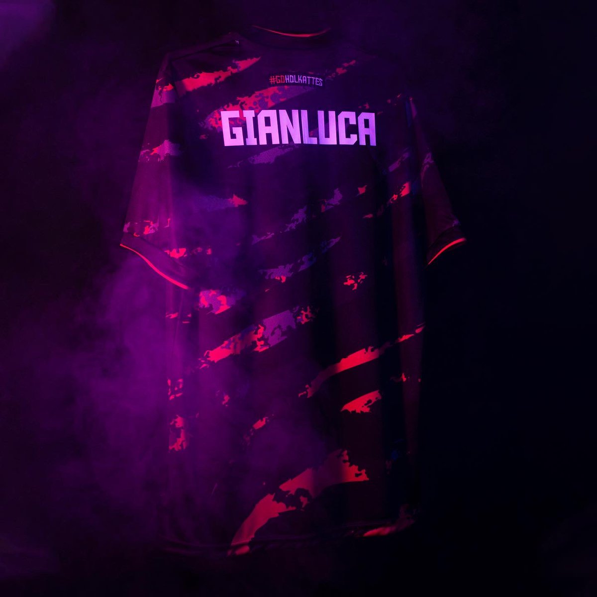 Ahora si!! Para coronar lo hecho hasta ahora y para enfrentar las batallas que se vienen les presentamos las nuevas camisetas de <a href="/Holkattes/">Holkattes Esports</a> 🎮❤️🖤