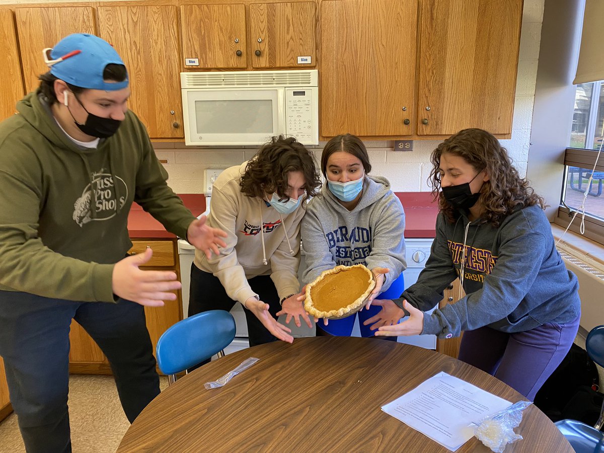 AngelaKmckeever's tweet photo. Throw back to pie week last semester🥧 #everythinghomemade #culinaryartseducation https://t.co/B93GHSHc6V