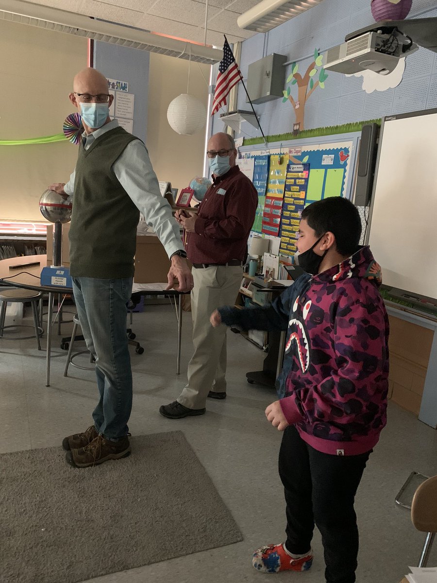 s_clague's tweet photo. When the @Xerox scientists come in and teach a lesson, things always get exciting! We are so thankful for their partnership with our school! @RCSDNYS @RCSDsch42 #science #electricity https://t.co/t2wp4NqKQB
