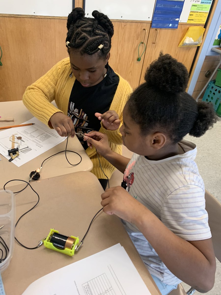 s_clague's tweet photo. When the @Xerox scientists come in and teach a lesson, things always get exciting! We are so thankful for their partnership with our school! @RCSDNYS @RCSDsch42 #science #electricity https://t.co/t2wp4NqKQB