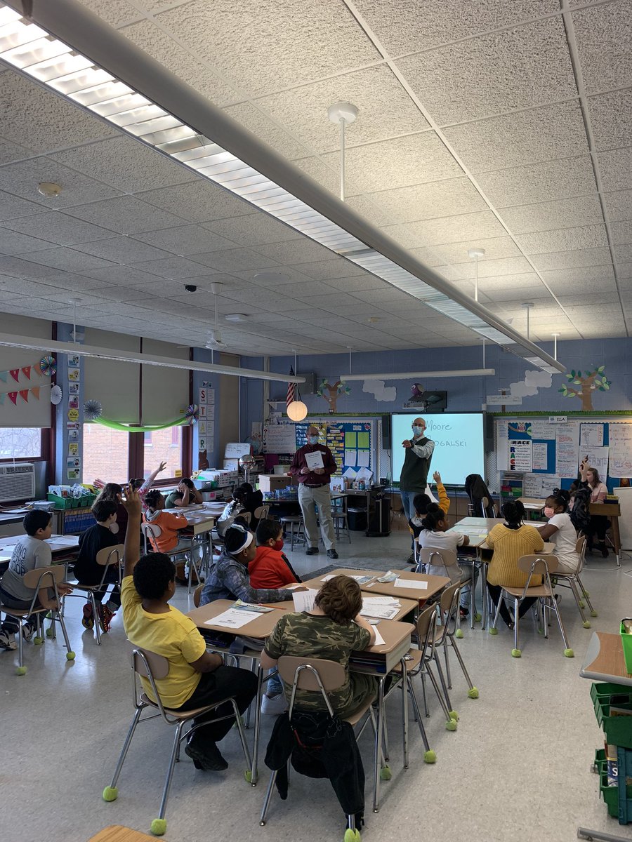 s_clague's tweet photo. When the @Xerox scientists come in and teach a lesson, things always get exciting! We are so thankful for their partnership with our school! @RCSDNYS @RCSDsch42 #science #electricity https://t.co/t2wp4NqKQB