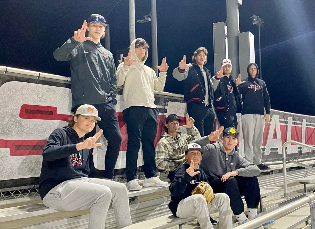 LLDiamondClub's tweet photo. 🥎⚾️ From the baseball field to the softball field…Leopards supporting Leopards! ⚾️🥎#ONESTANDARD #LEOPARDFAMILY @LovejoyBaseball https://t.co/1avtQg4aCj
