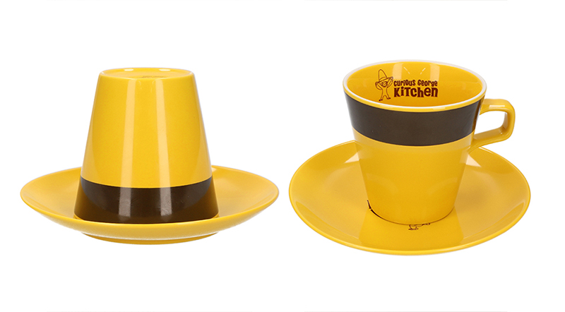 Curious George Kitchen おすすめ商品 黄色い帽子のカップ ソーサ ソーサーにカップを逆さまに置くとまるで黄色い帽子みたい 初回特典として 商品お買い上げのお客様へジョージと黄色い帽子のおじさんの出会いのシーンが再現できる アクリル