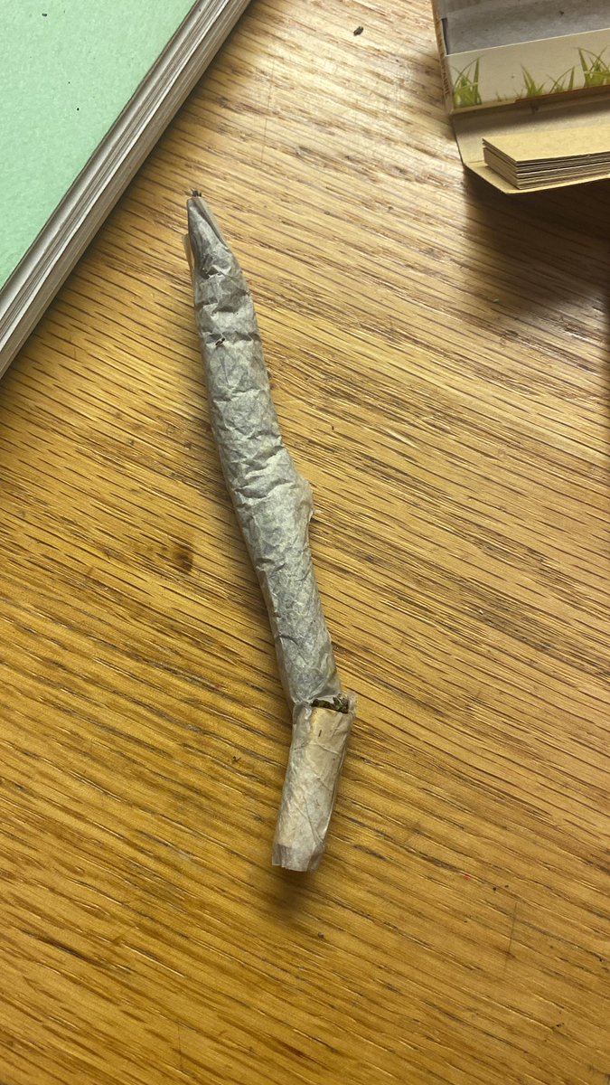 scarletxharlot's tweet photo. I told this girl to roll is she joking right now https://t.co/zbxMqor473