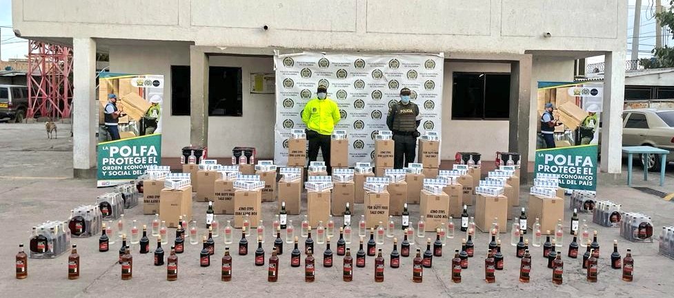 GuajiraPolicia's tweet photo. #Maicao | Gracias a los controles realizados por nuestra @PoliciaAduanera, se logró la incautación de 18.000 cajetillas de cigarrillos y 546 botellas de licor, está mercancía no contaba con la documentación que acreditará su legalidad #CIC2CL #TodosContraElContrabando https://t.co/w9sehhPQGe