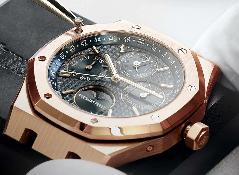 designboom's tweet photo. audemars piguet beats patek philippe in the largest watch brand annual report

https://t.co/gjgYcWF4m5 https://t.co/BG2Hu3hIvv