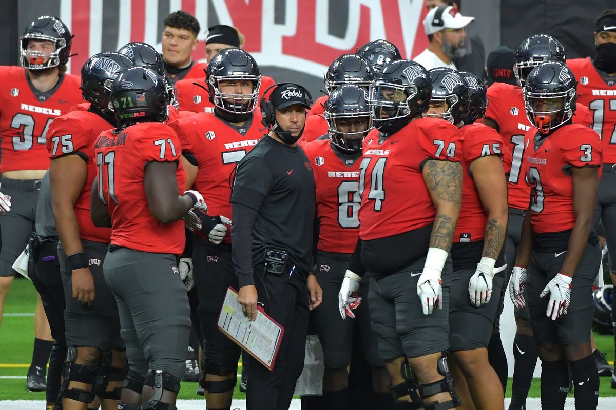 So blessed to receive my 7th D1 offer from @CoachHeyward at UNLV. #BEaREBEL @simi_football @vcspreps @247Sports @AurandBlueprint @coachjb21