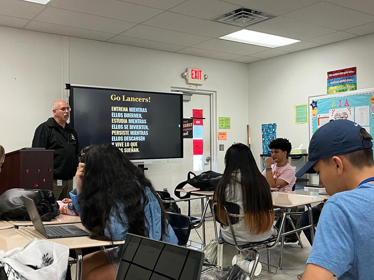 lia_jilhs's tweet photo. All our LIA classes had the opportunity to listen to Dr. Armas' story. He reminded us the importance of education, perseverance and surrounding ourselves with good people! @JILHOfficial @JesusArmasPBC @latinosinacti0n https://t.co/f9cVvN5hzc
