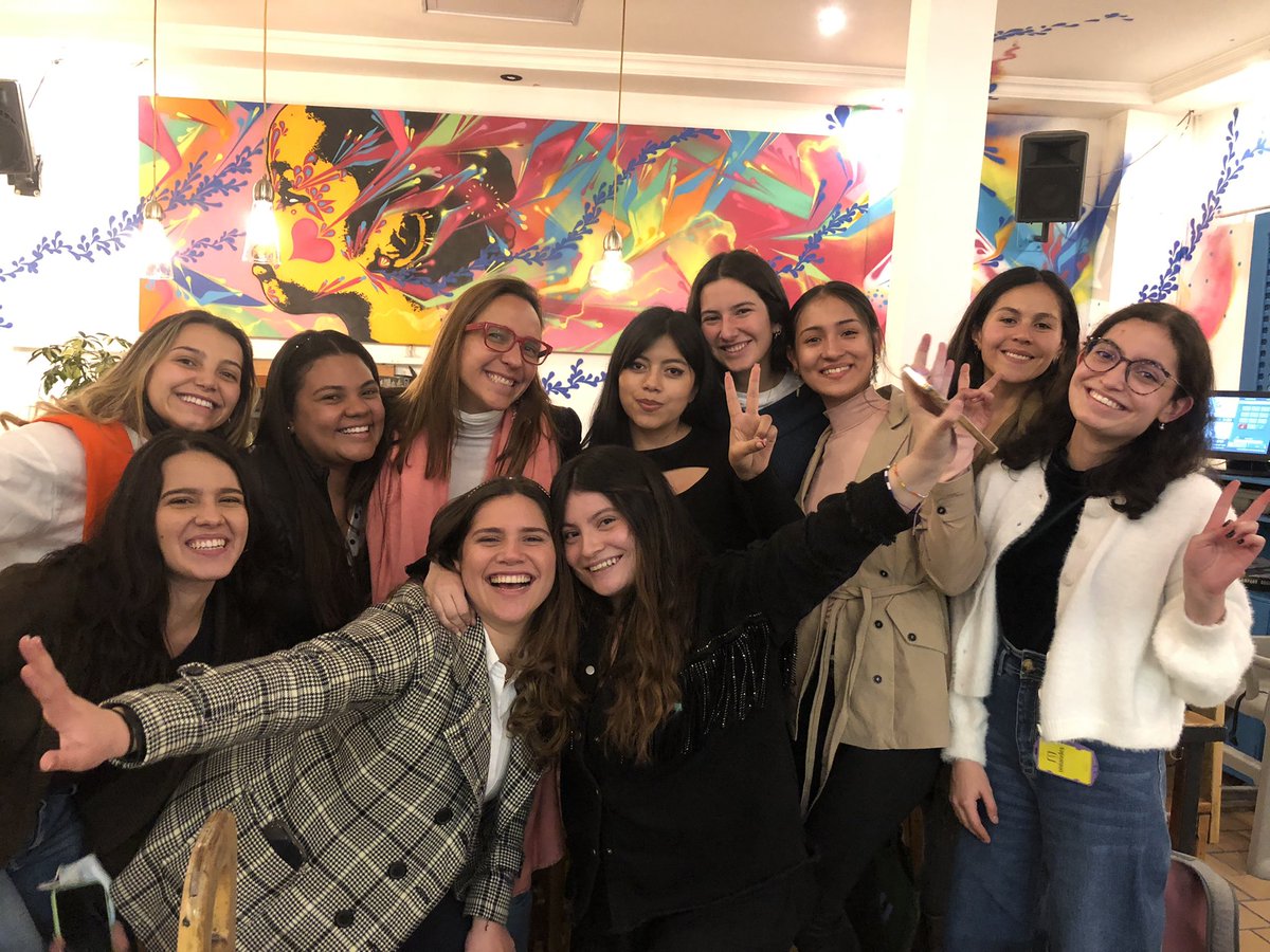 marialopezuribe's tweet photo. Este es mi equipo de asistentes de investigación: economistas, mujeres, estudiantes y graduadas, de 7 ciudades distintas. Todas llenas de sueños, con ganas de aprender y con un futuro maravilloso por delante. 
Ellas hacen mi día a día más fácil y juntas aprendemos todos los días. https://t.co/XZSTQQ54Pv