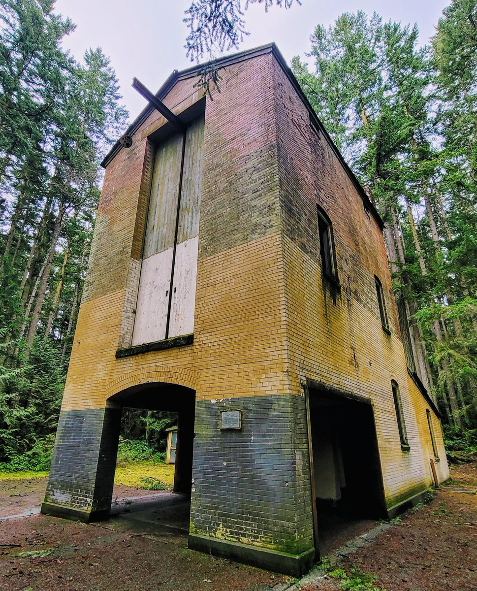 AbandonedHourly's tweet image. WW2 torpedo tower, where a 2 million volt X-ray was used to find detonators before disassembling captured enemy torpedos. Ft. Townsend, Washington - #captured #detonators #disassembling #enemy #find #million #torpedo #torpedos #tower #Townsend #volt #Washington #WW2 #Xray