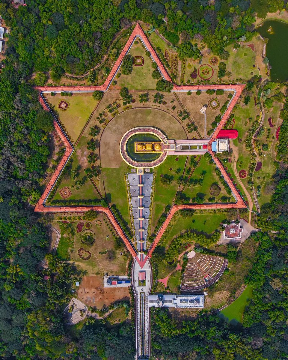 desi_thug1's tweet image. Sri-chakra shaped mandir complex Dedicated to Sri Lakshmi Narayani in Sripuram vellore, Mandir is popularly known as golden temple as built with 1500 kg pure gold