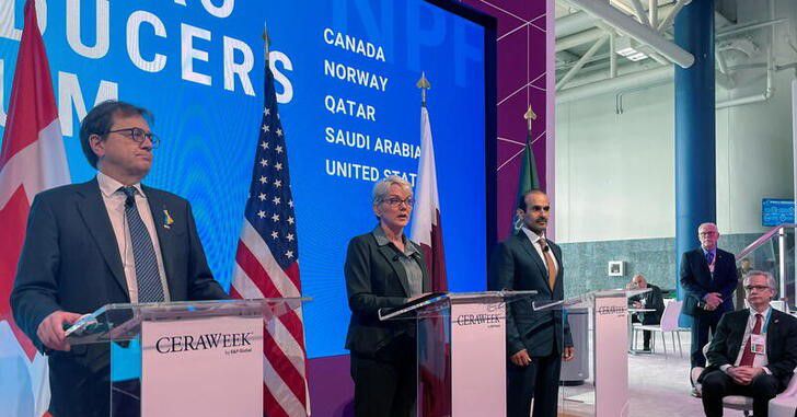 Reuters's tweet photo. CERAWEEK U.S. energy secretary urges companies to boost oil, gas output https://t.co/udPktx7J00 https://t.co/AsP2F1mtv4