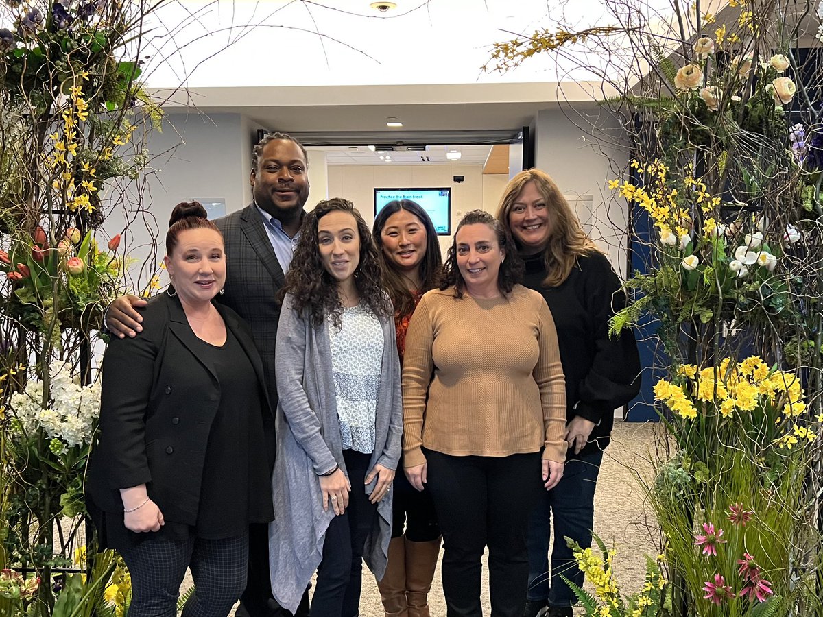 mrs_h_fernandez's tweet photo. Excited to bring @goldiehawn @MindUP SEL 🧠 tools to @morrisknights Grateful for our SI Cohort 🐝 @UFTTchrCENTER &amp; our circle of gratitude 🍎. Powerful on adults, imagine the impact on our kids 💙 @DrMarionWilson @KOJO_CAMP @MrsChiappone @SIBOD31 @CuomoHanley @HoganAnnmarie https://t.co/mlNRibNzMs