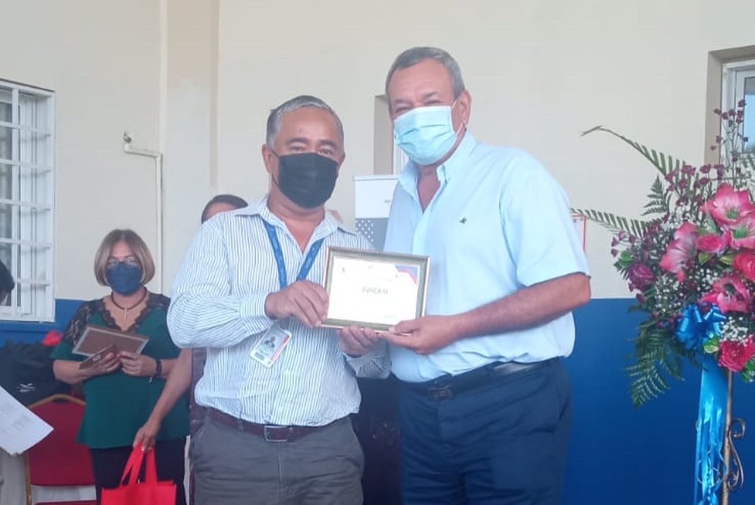 InadehOficial's tweet photo. Dirección Regional del @MINSAPma en Veraguas entregó un reconocimiento al INADEH por el esfuerzo, fortaleza, compromiso institucional y la valiosa colaboración para hacerle frente a la COVID-19 en la provincia.
#YoSoyINADEH🇵🇦
#INADEHContigo
#TrabajandoPorPanamá https://t.co/Zo6iWXbgEl