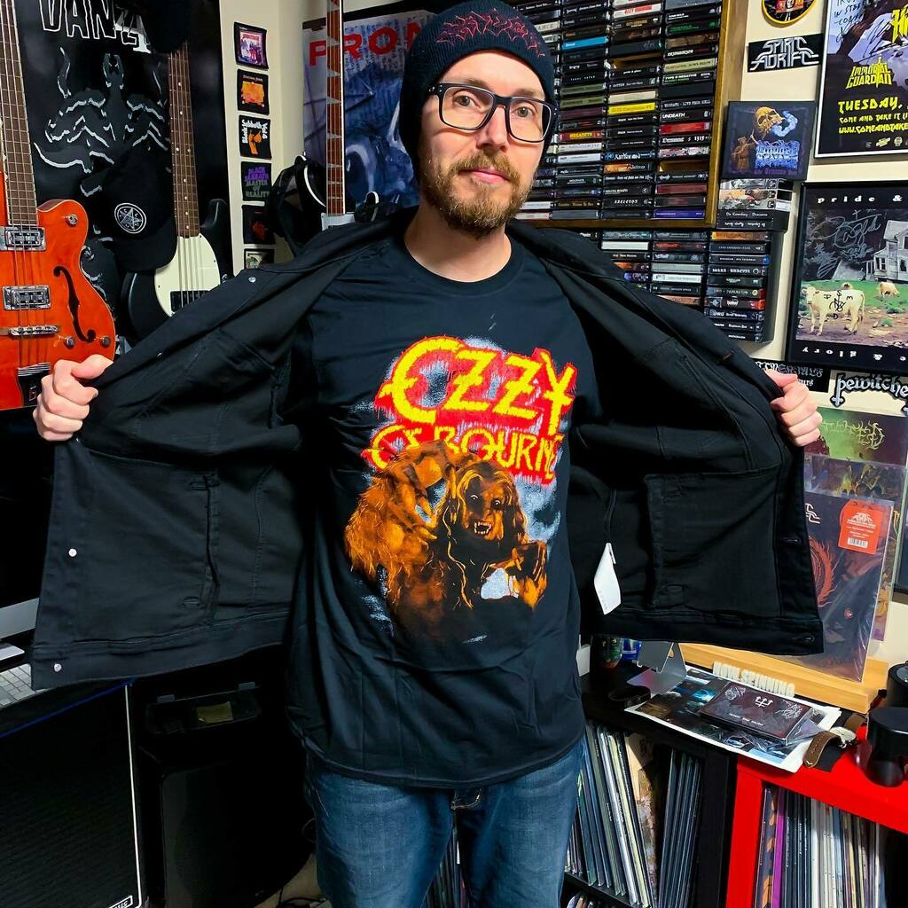 MtlPatchesVinyl's tweet photo. My new favorite band shirt. This Ozzy Bark at the Moon tee gives me so much joy. Found it randomly at @full.of.merch 
🦇🌙
#ozzy #ozzyosbourne #barkatthemoon #bandshirt #metaltee https://t.co/ubqg8b8pGi