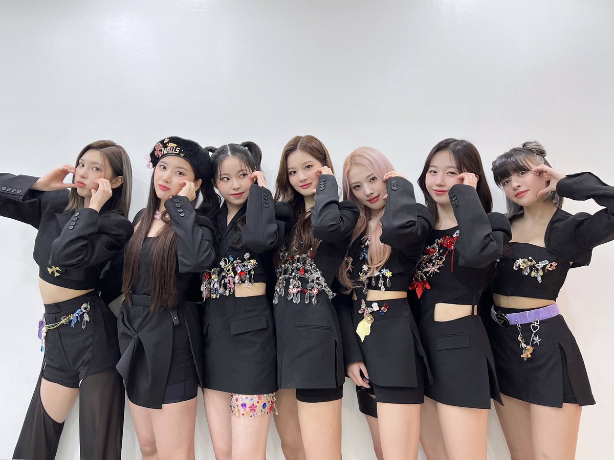 Monotonous hue of black armour emerged contrary with austere wall. Completed another mission to nail today’s Show Champion stage, a pair of group portrayals won’t hurt, right? ☽︎︎.*·̩͙