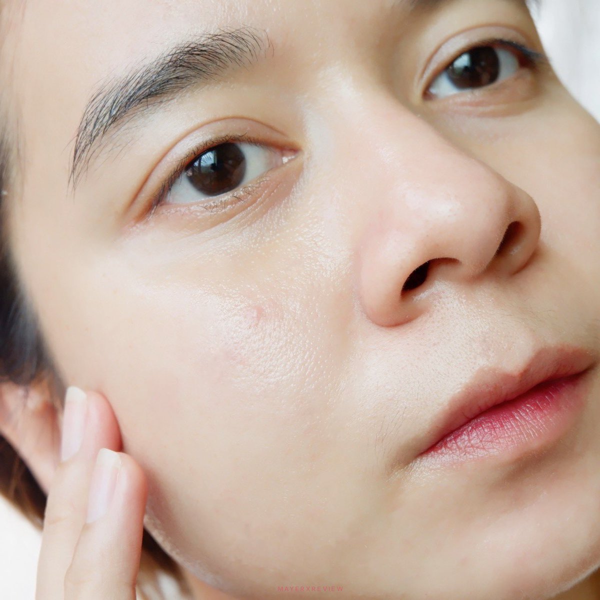 memayerr's tweet image. ใช้คู่กันคือปังหลายสู ! #แคปซูลปลา เป็นวิตามินออยล์เข้มข้นเอามาผสมกับวิตซีเซรั่ม ใช้มาสักพักใหญ่ละ พวกรอยแดงรอยดำที่เกิดจากสิวคือจางไว้แท้ แนะนำคนไปหลายคนแล้ว แถมทาแล้วชุ่มชื้นผิวแต่ไม่เหนอะเลย ใครอยากลองต้องพุ่งตัวไปเซเว่นเลยแม่ ! มีขายแน่นอน #ของดีเซเว่น #ใช้ดีบอกต่อ