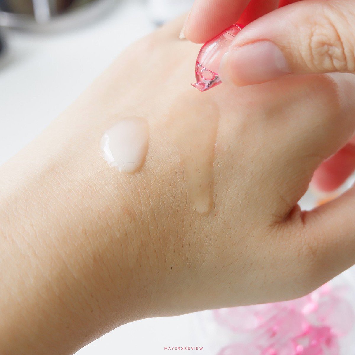 memayerr's tweet image. ใช้คู่กันคือปังหลายสู ! #แคปซูลปลา เป็นวิตามินออยล์เข้มข้นเอามาผสมกับวิตซีเซรั่ม ใช้มาสักพักใหญ่ละ พวกรอยแดงรอยดำที่เกิดจากสิวคือจางไว้แท้ แนะนำคนไปหลายคนแล้ว แถมทาแล้วชุ่มชื้นผิวแต่ไม่เหนอะเลย ใครอยากลองต้องพุ่งตัวไปเซเว่นเลยแม่ ! มีขายแน่นอน #ของดีเซเว่น #ใช้ดีบอกต่อ