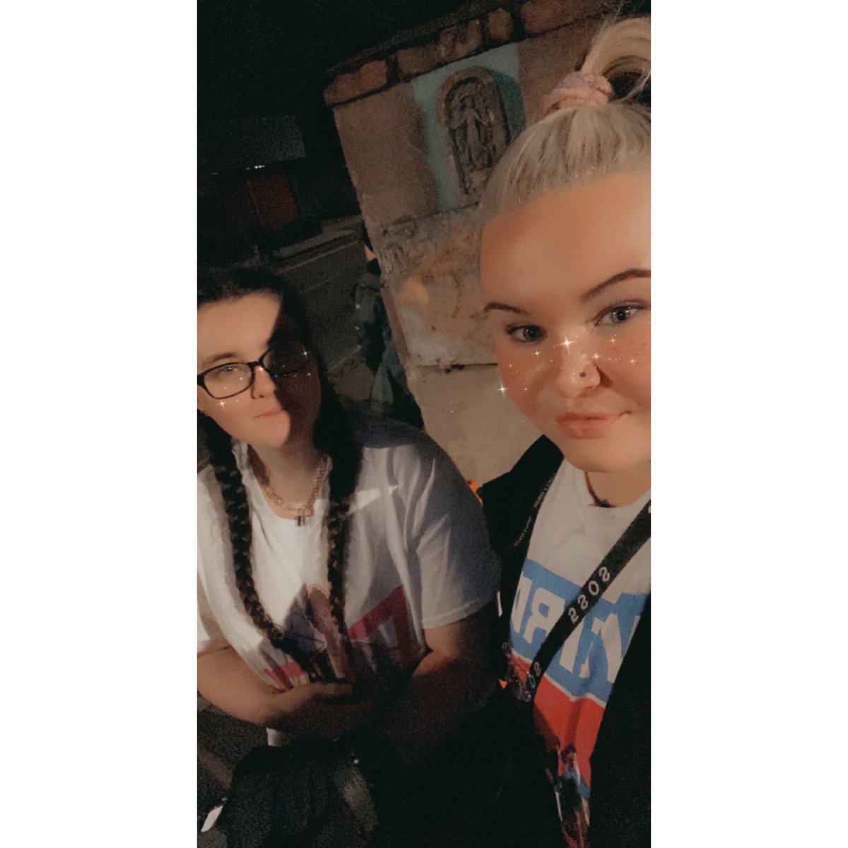 Rhi5S0S's tweet image. For 10 years this band has been my safe haven. They’ve been my family. They’ve been my home. They were my light through dark times, and my reason to live when I wanted to give up. I’ve made so many amazing friends though them. I love them with my whole heart. #ThankYou5SOS @5SOS