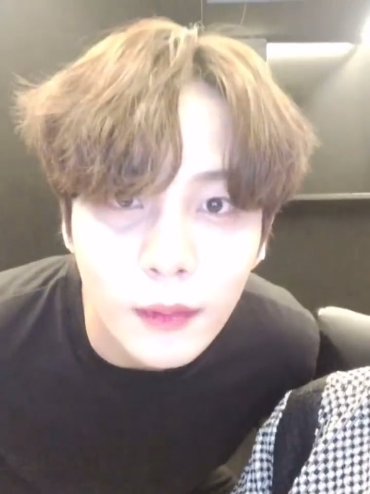 hoijongho's tweet photo. good afternoom, fellas. 🌥 https://t.co/tSjrQ3GXlm