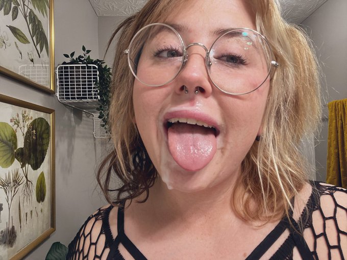 Uploaded a nice sloppy bj video in this outfit. You should see it. https://t.co/pHivw8avEQ