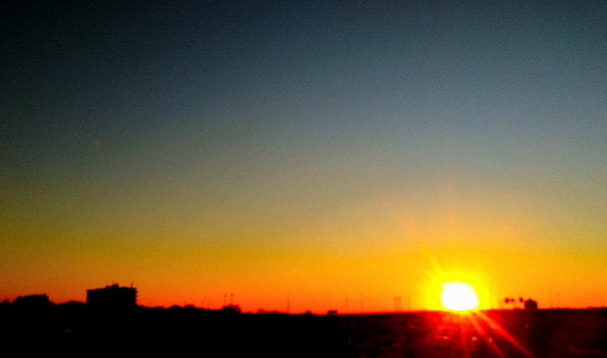 Jerry_Kalif's tweet photo. I want to be a photographer. #sunsets https://t.co/kfousd1LBs