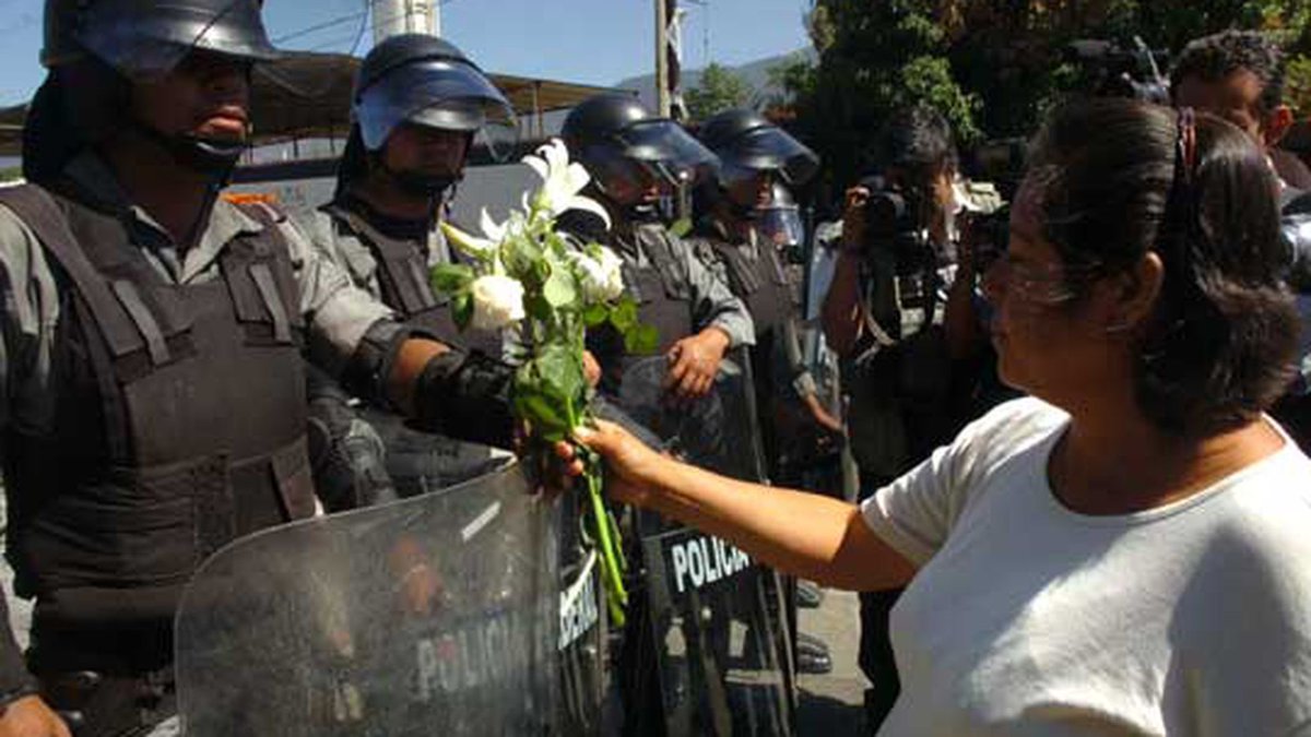 Fridaguerrera's tweet photo. Porqué les genera tanto escozor lo de las flores. En 2006, mujeres de la #APPO lo hicieron y lo único que recibieron por parte de las #FuerzasFederales de borolas las golpearon. Y ahí sí nos gasearon. #MemoriaLeLlaman https://t.co/lyb04KqDaB