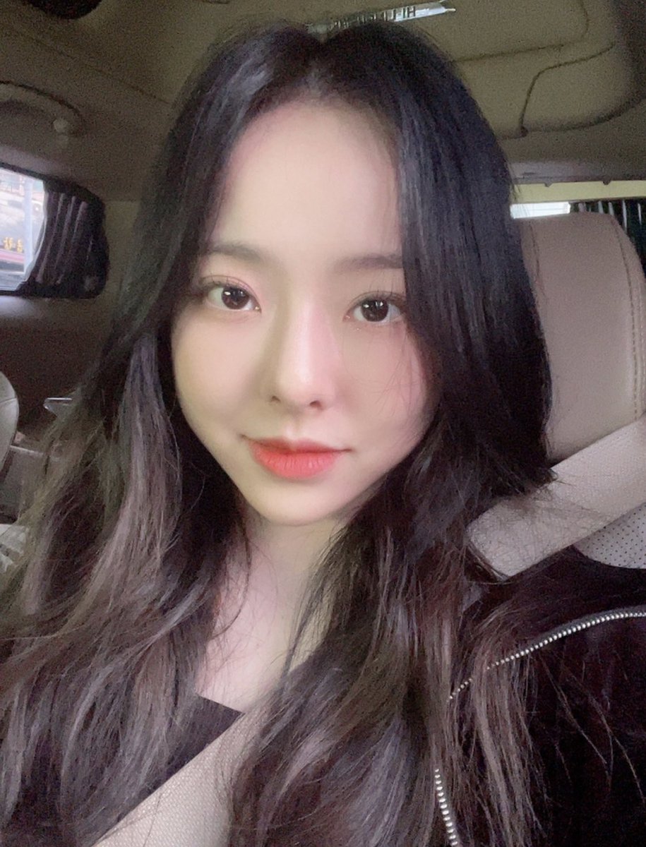 [🦌💌] update 220310 10:40 kst 

yesterday I forgot to upload the pictures I wanted to post~
yesterday was the day i liked my selca 😝💖
yesterday i ate an amazing mini kiwi flavored banana and i ate the corn 🐱 gave me ~