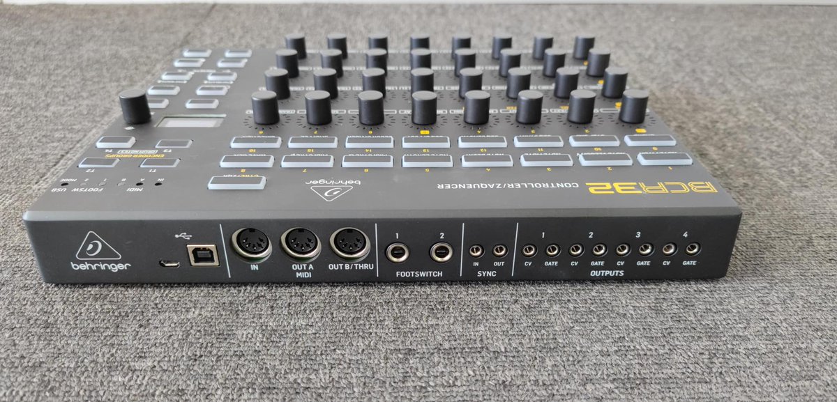 ベリンガーからUSB/MIDIコントローラーBCR2000(写真3枚目)の後継機と