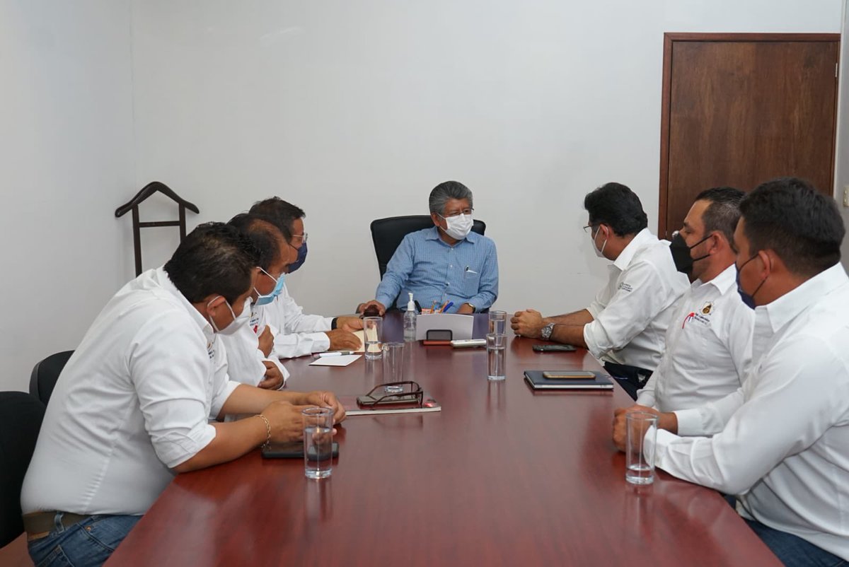 Parte de las Acciones de Responsabilidad Social Empresarial que llevamos como Empresa Socialmente Responsable ESR es la vinculación, hoy recibió el Pdte Mpal <a href="/FMartinezNeri/">Francisco Martínez Neri</a> al Colegio de Ings Mecánicos Eléctricistas de Oaxaca <a href="/RaulRuizRobles/">Raul Ruiz Robles</a> <a href="/Cemefi/">Centro Mexicano para la Filantropía</a> <a href="/Cemefi_RSE/">Cemefi Responsabilidad Social Empresarial</a> <a href="/rnavarrohdz/">Rodolfo Navarro</a>