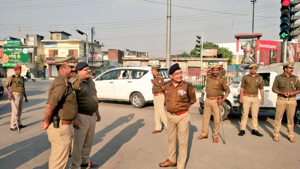 igrangeayodhya's tweet photo. #विधानसभाचुनाव2022 की मतगणना को निष्पक्ष एवं शांतिपूर्ण ढंग से सम्पन्न कराने के दृष्टिगत जनपद अयोध्या में मतगणना ड्यूटी में लगे अधिकारी कर्मचारियों की विभिन्न ड्यूटी पॉइंट्स पर चेकिंग की गई एवं आवश्यक दिशा-निर्देश दिए गए। #UPP4FairPoll #UPElectionResult2022 #UPPolice https://t.co/LMSe0JI4RT