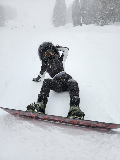 Eat your heart out 🖤 https://t.co/mi4qOpKaP1<a href="/tag/selfie"class="tags"><span>#selfie</span></a>