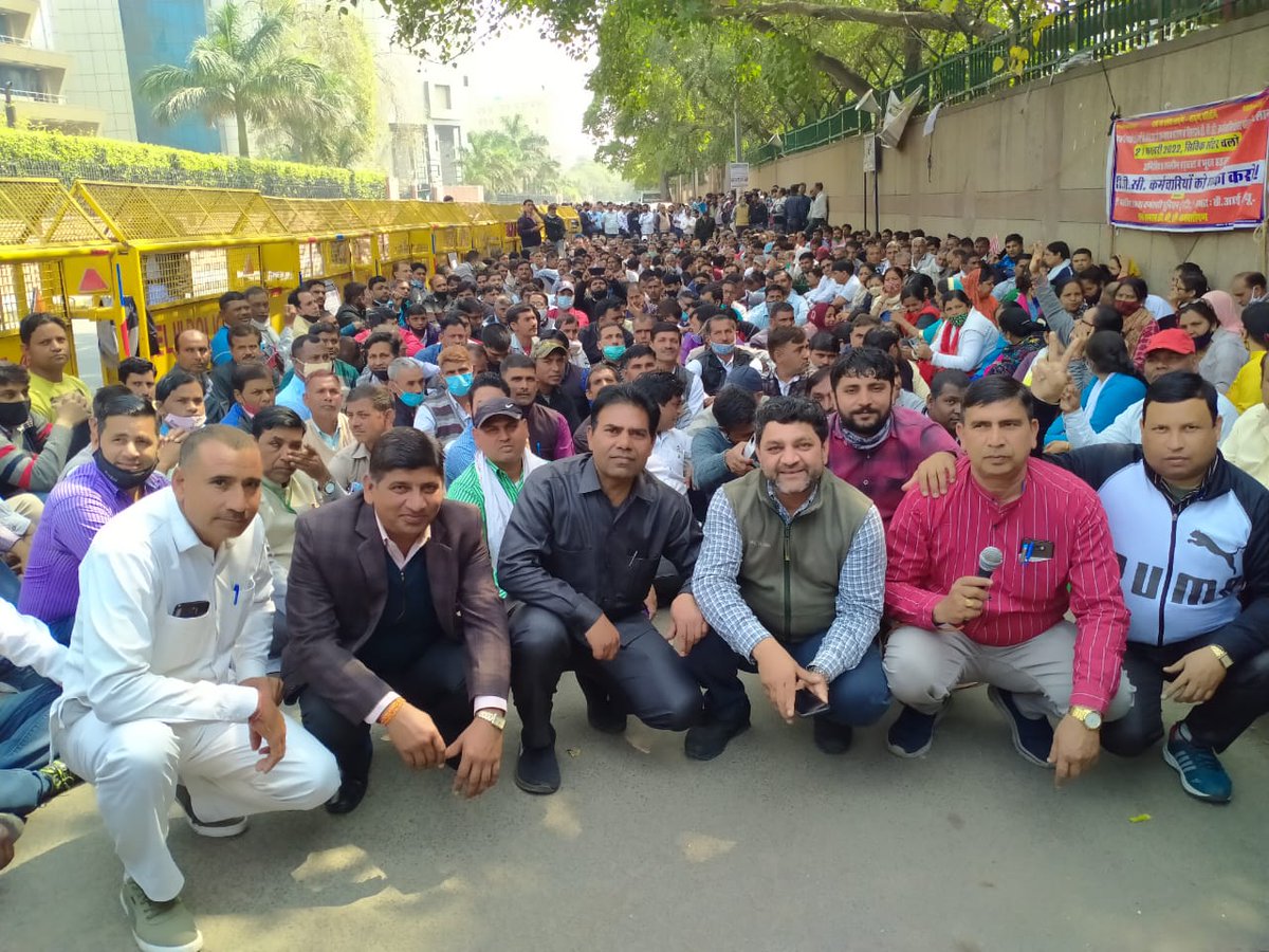 AMEKU_MCD's tweet photo. #डीबीसी कर्मियों के संघर्ष के 17वा दिन
चुनावी सरगर्मी के बीच भूल गए कर्मचारियों को
यही तो दिया है सत्ताधारी सरकार ने 15 सालों में कामगारों को
अबकी बार आर या पार
@AmitShah @NorthDmc @OfficialSdmc @EastDelhiMCD @adeshguptabjp @JPNadda @JPBhaiBJP @MUKESHSURYAN अपना हक ले के रहेंगे https://t.co/CXvGALh6TD