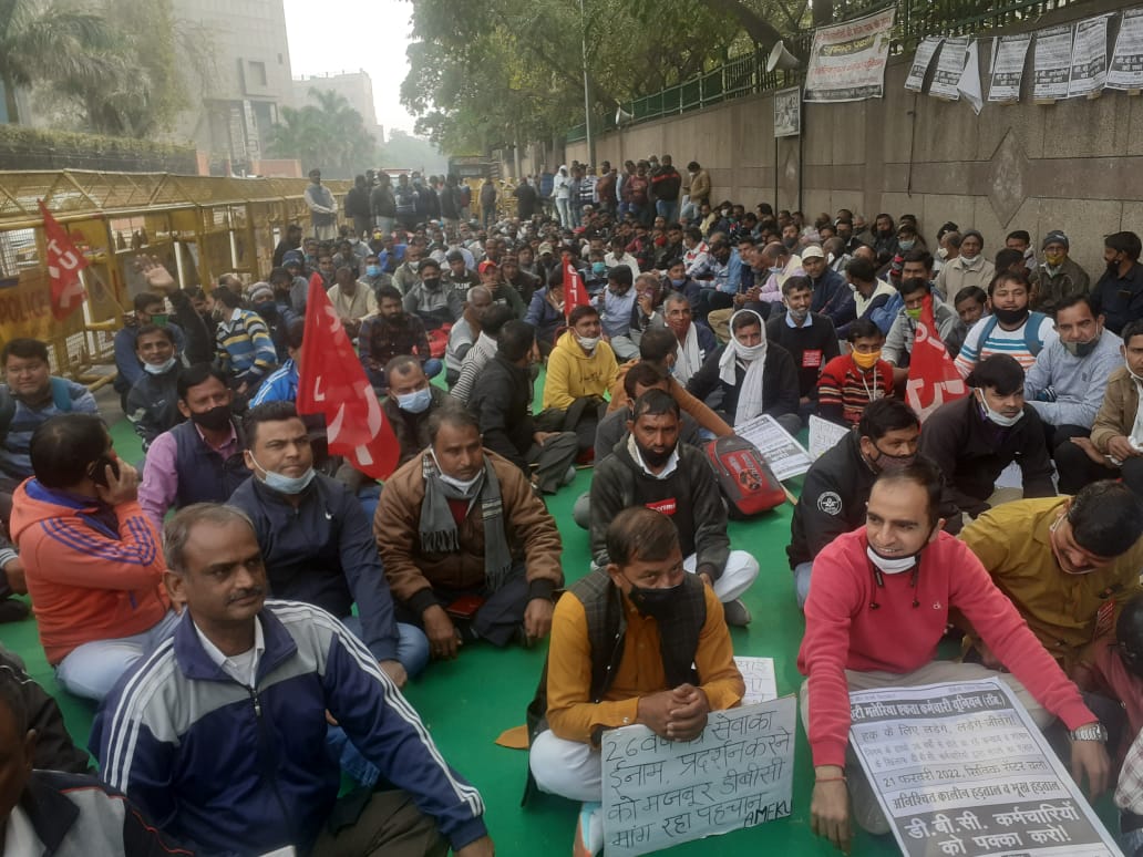 AMEKU_MCD's tweet photo. #डीबीसी कर्मियों के संघर्ष के 17वा दिन
चुनावी सरगर्मी के बीच भूल गए कर्मचारियों को
यही तो दिया है सत्ताधारी सरकार ने 15 सालों में कामगारों को
अबकी बार आर या पार
@AmitShah @NorthDmc @OfficialSdmc @EastDelhiMCD @adeshguptabjp @JPNadda @JPBhaiBJP @MUKESHSURYAN अपना हक ले के रहेंगे https://t.co/CXvGALh6TD