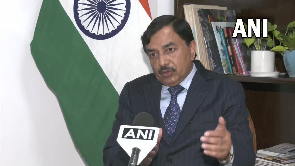 EconomicTimes's tweet photo. One Nation One Election is a good suggestion but this needs a change in the Constitution. The Election Commission is fully geared up and is capable of holding all the elections simultaneously. We are ready to hold elections only once in 5 years: CEC Sushil Chandra https://t.co/c1XqJuDj7E