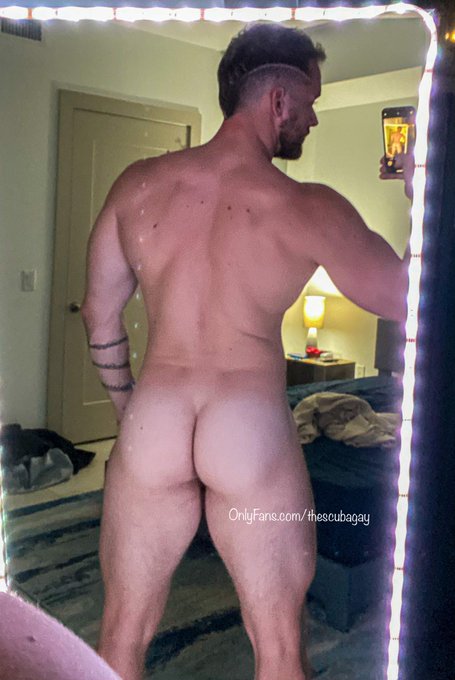Anyways, it&rsquo;s Hump Day, so let&rsquo;s focus on that 🍑 https://t.co/igSMxs8qEf<a href="/tag/humpday"class="tags"><span>#humpday</span></a>