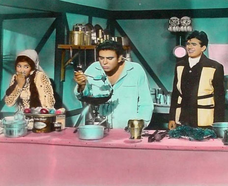 BombayBasanti's tweet photo. Remembering yesteryear comedian/ Internationally acclaimed artist/filmmaker #ISJohar
With #Jeetendra #Dharmendra
#Jeevan #OmPraksh (Teen Chor)
#RajeshKhanna #LaxmiChhaya (Raaz)
#PeterOToole (Lawrence of Arabia) https://t.co/OFzTHBaIBT