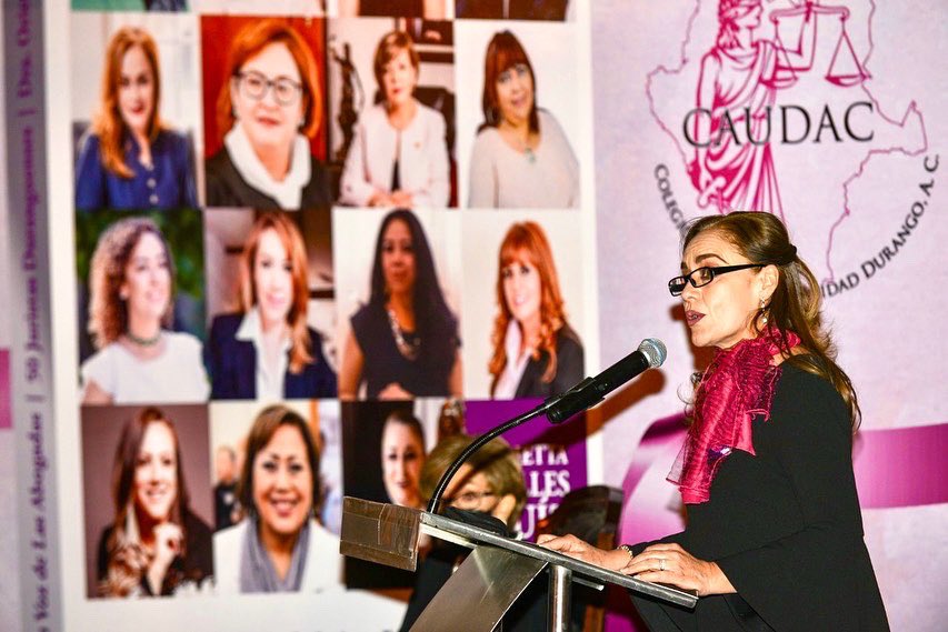 AlmaLopezdelaT's tweet photo. Ayer #8Marzo2022
me concedieron el gran honor de presentar el Libro: “La Justicia en voz de las Abogadas” 50 Juristas Duranguenses de la autoría de la Dra. Orietta Valles, a quien agradezco mucho haberme incluido en su libro al lado de tan destacadas #Abogadas Gracias #CAUDAC https://t.co/EdZrLHXgGQ