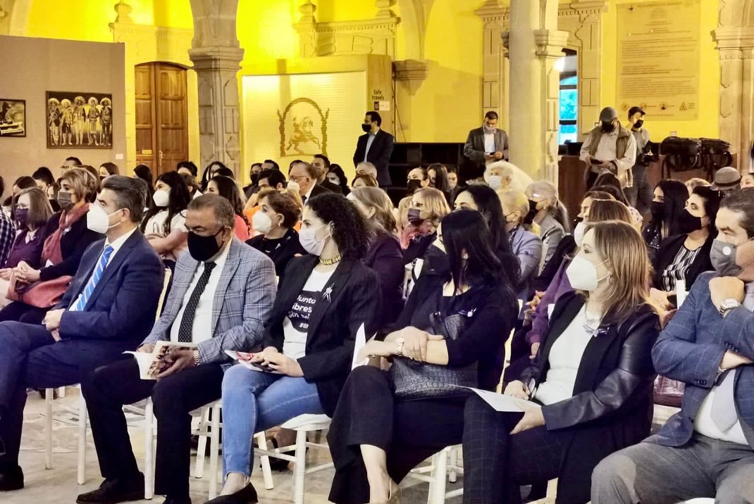 AlmaLopezdelaT's tweet photo. Ayer #8Marzo2022
me concedieron el gran honor de presentar el Libro: “La Justicia en voz de las Abogadas” 50 Juristas Duranguenses de la autoría de la Dra. Orietta Valles, a quien agradezco mucho haberme incluido en su libro al lado de tan destacadas #Abogadas Gracias #CAUDAC https://t.co/EdZrLHXgGQ