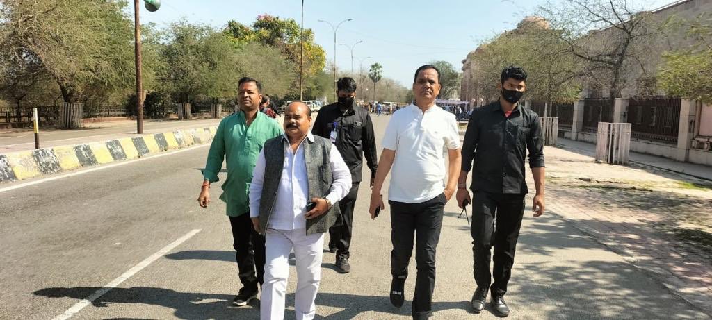 SurendraSriva16's tweet photo. हम होंगे कामयाब आज ही मन में है विश्वास पूरा है विश्वास हम होंगे कामयाब जय समाजवाद जय श्री अखिलेश🚲🚲🚲🚲👍@yadavakhilesh @samajwadiparty @aashishsy @bstvlive https://t.co/AK2JV7NK0o