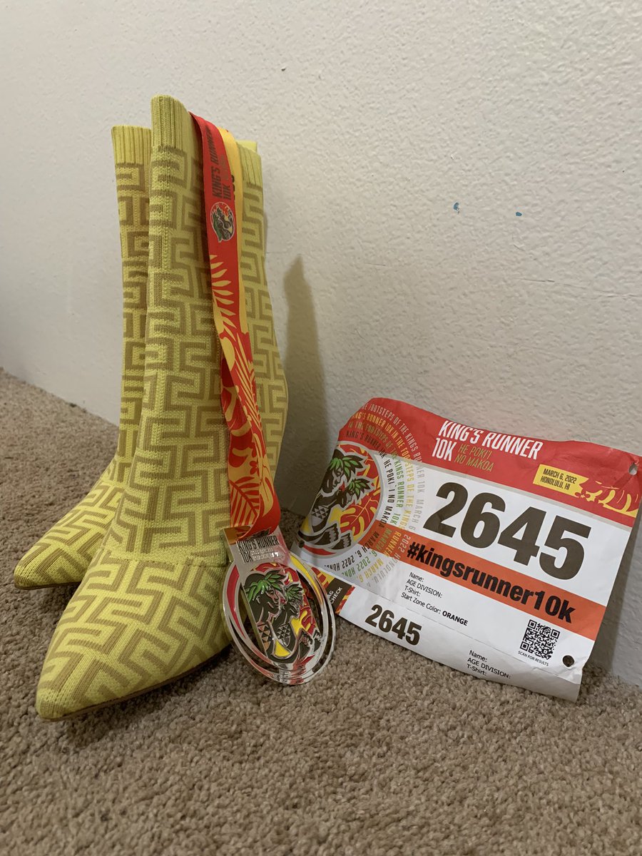 ThServantLeader's tweet photo. #AlohaSparkleQueens #MedalMonday #kingsrunner10k #RockTheBells #SparkleJoyBell #4EwaRunners #stevemadden https://t.co/4lJgdfgop6