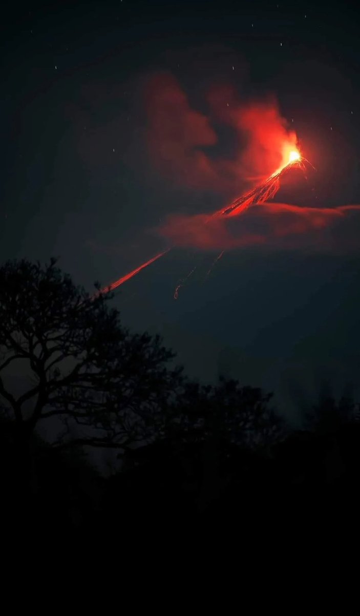reptilianplanet's tweet photo. #DiegoRizzo 'dan yakalanan bir volkan ateş topu görseli.
Mükemmel eşsiz bir o kadar ürkütücü.
#planetx #nibiru https://t.co/qiudxml8LC